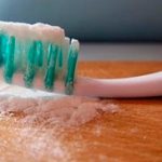 cepillo de dientes con bicarbonato